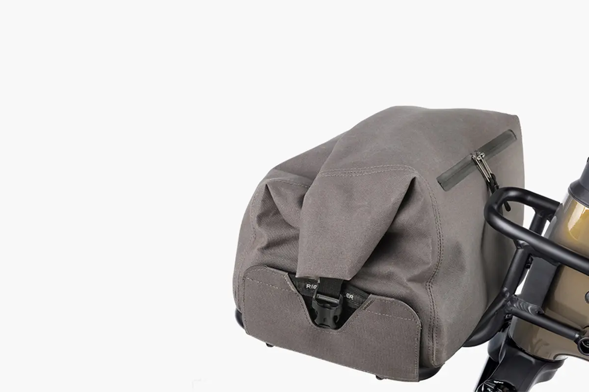 Voordrager met tas